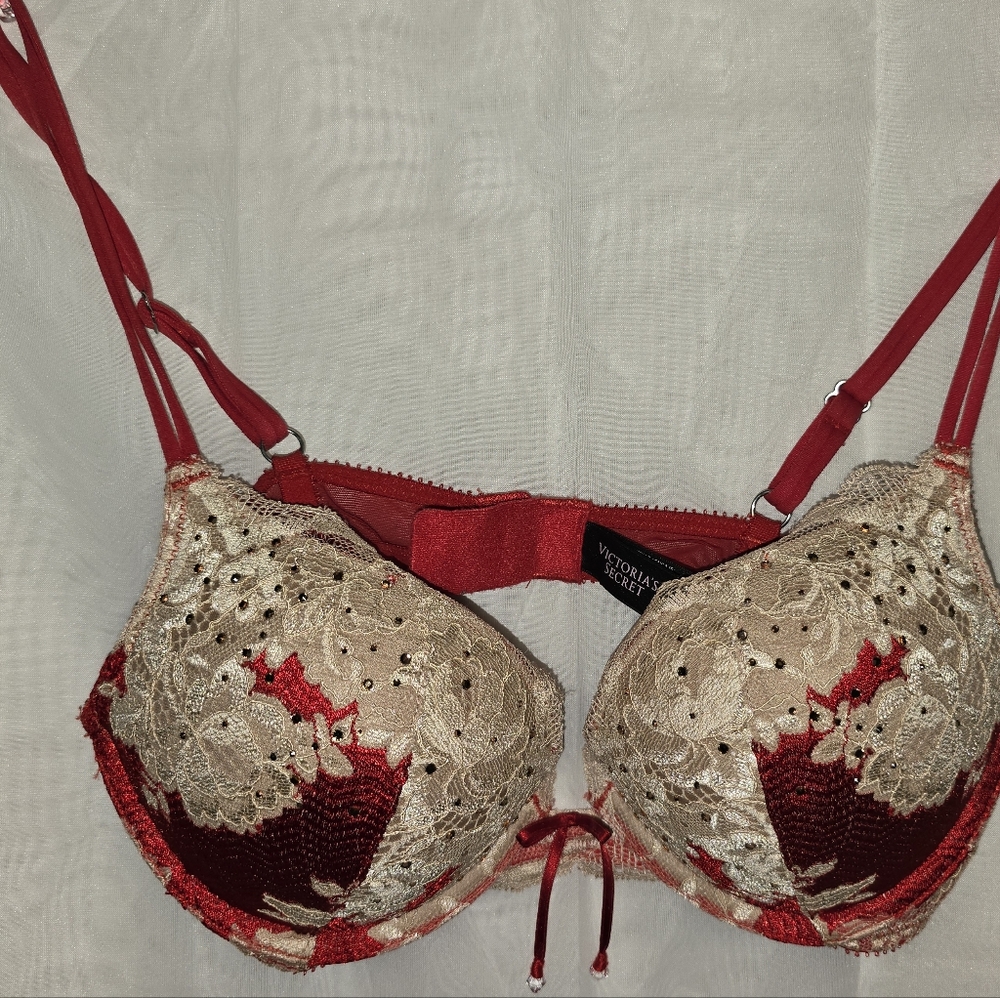 Victoria's Secret Bombshell push up bra with padding. Size 34A